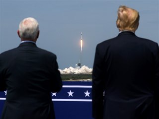 Prezident USA Donald Trump a jeho prav ruka Mike Pence sleduj odlet vesmrn...