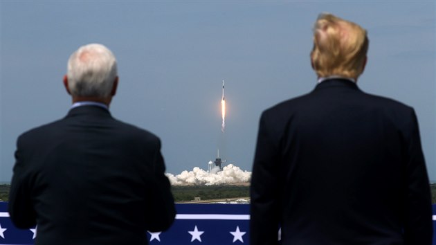 Prezident USA Donald Trump a jeho pravá ruka Mike Pence sledují odlet vesmírné...