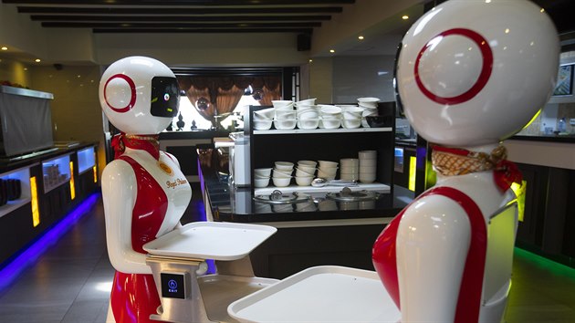 Dva nablýskaní erveno-bílí roboti budou servírovat ínské a indonéské...
