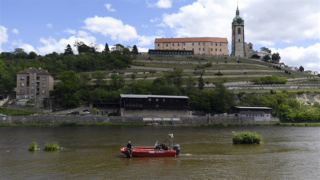 Policisté v lunu na Labi mezi mlnickým zámkem (v pozadí) a Hoínem pátrali po...