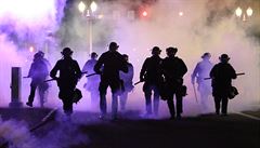 Policisté v Portlandu procházejí skrze oblaka slzného plynu. | na serveru Lidovky.cz | aktuální zprávy