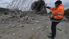 V Ostrav�-Hru�ov� za�ala sanace areálu po bývalých chemických závodech bouráním...