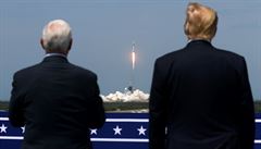Prezident USA Donald Trump a jeho pravá ruka Mike Pence sledují odlet vesmírné... | na serveru Lidovky.cz | aktuální zprávy
