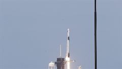 Kosmická lo� Crew Dragon s dv�ma astronauty se po úsp�ném startu také úsp�n�...