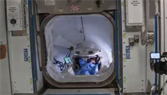 Na Mezinárodní vesmírné stanici zakotvila americká soukromá loď Crew Dragon. Astronauti již vstoupili dovnitř