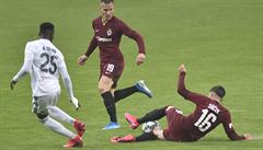 Michal Sá�ek bojuje o mí� v zápase proti Karviné.
