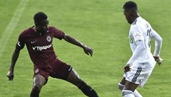 Zleva Guélor Kanga ze Sparty a Abdulrahman Taiwo z Karviné.