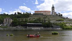 Policisté v lunu na Labi mezi mlnickým zámkem (v pozadí) a Hoínem pátrali po...