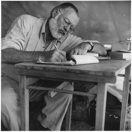 Spisovatel Ernest Hemingway.