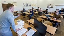 Učitel vysvětluje studentům Střední průmyslové školy v Ústí nad Labem postup...