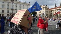 Stovky lid v Praze demonstrovaly proti Zemanovi a Babiovi.