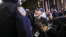 Policie v New Yorku vykazuje z místa novináře agentury AP, kteří pokrývají...