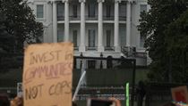 Demonstranti p�ed B�l�m domem