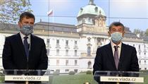 Ministr zahrani Tom Petek (vlevo) a premir Andrej Babi na tiskov...