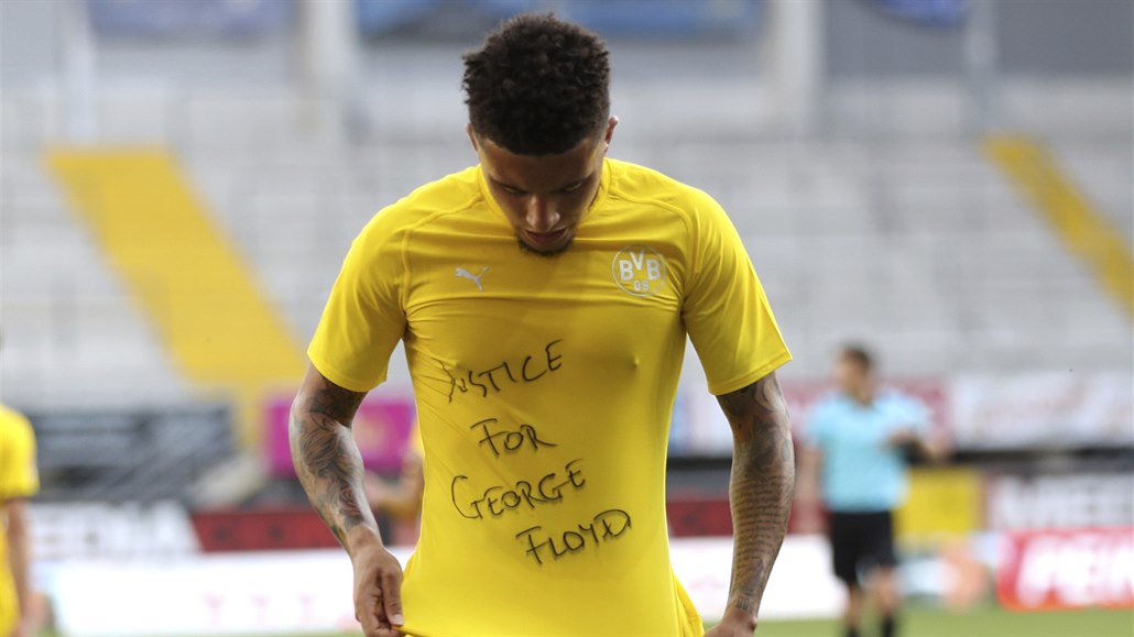 Jadon Sancho z Dortmundu vyjádil svou podporu protestujícím za zemelého...