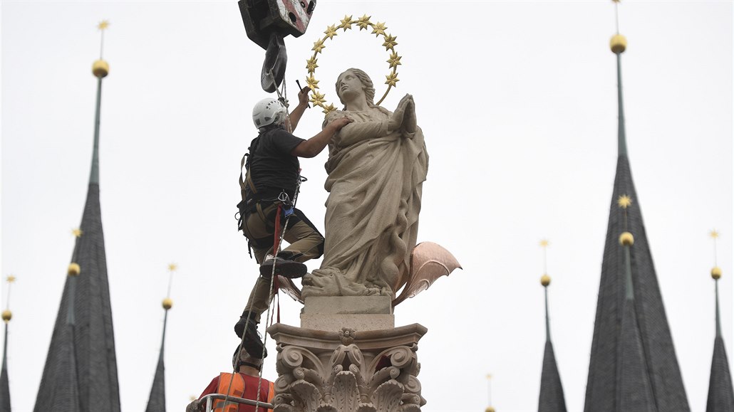 Na Staroměstském náměstí v Praze pokračoval 4. června 2020 sochař Petr Váňa a...