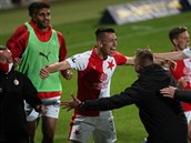 Píbram - Slavia: Petar Musa slaví gól s náhradníky.