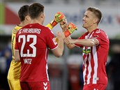 Fotbalisté Freiburgu se radují z gólu