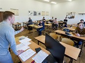 Uitel vysvtluje studentm Stední prmyslové koly v Ústí nad Labem postup...