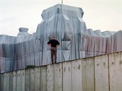 Archivní snímek z roku 1995 - mu stojí ped zakrytým Reichstagem v Berlín