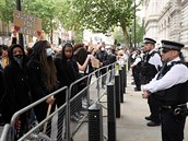 Podle agentury Reuters nkteí úastníci do Hyde Parku pili s transparenty se...