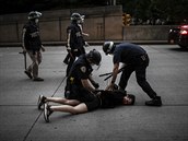 Newyorská policie zatýká demonstranty, kteí odmítli vyklidit ulice po zaátku...