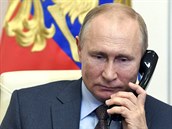 Navalnyj se mohl otrávit novičokem sám, řekl Putin při telefonátu s Macronem