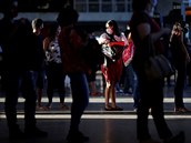 Lidé na autobusové stanici v Brazílii v dob koronaviru 2. 6. 2020.