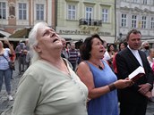 Obané Prahy sledují vztyení Mariánského sloupu na Staromstském námstí.