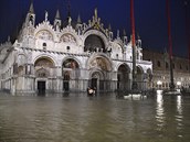 Pohled na zatopené námstí svatého Marka v Benátkách, na erven je to velmi...