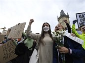 Lidé protestující proti rasismu na Staromstském námstí v Praze