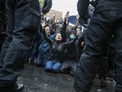 Protestující v Londýn kleí ped policisty