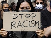Zastavme rasismus, stojí na transparentu, který drí ena bhem protestu v...