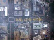Nápis Black Lives Matter v ulici vedoucí k Bílému domu.