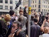 Protestující v Bristolu v nedli provazy strhli z podstavce bronzovou sochu...