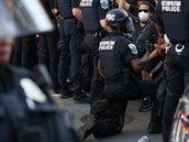 Policista poklekl spolen s demonstranty