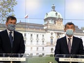 Ministr zahranií Tomá Petíek (vlevo) a premiér Andrej Babi na tiskové...