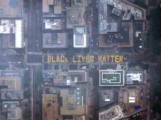 Npis Black Lives Matter v ulici vedouc k Blmu domu.