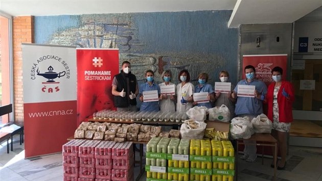 Díky projektu Pomáháme sest�i�kám putovalo ob�erstvení za sestrami do nemocnic...