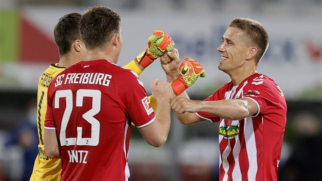 Fotbalisté Freiburgu se radují z gólu