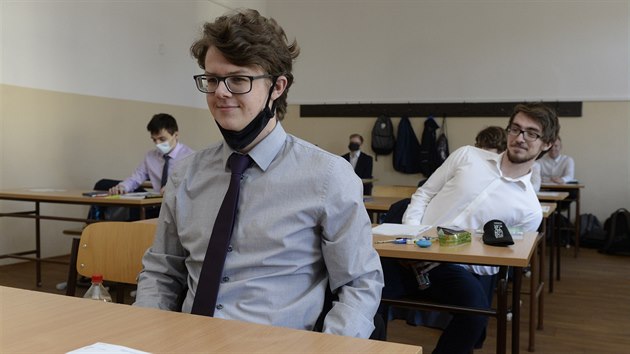 Studenti  �ekají na zahájení písemných maturitních zkou�ek.