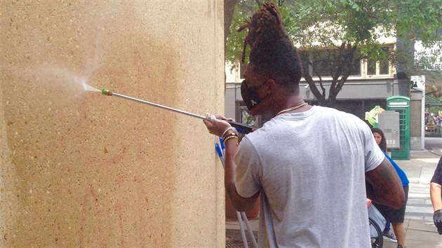 Lonnie Walker istí ulice v San Antoniu.