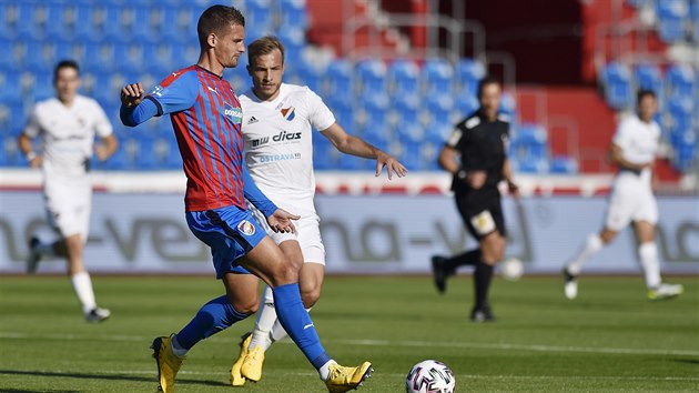 Zleva Luká Hejda z Plzn a Nemanja Kuzmanovi z Ostravy.