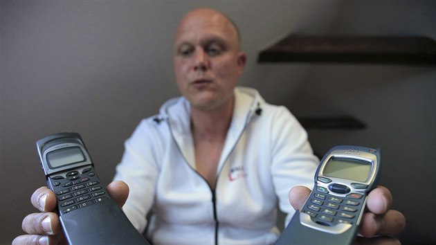 Sbratel Zdenk Lukavec ukazuje výsuvné mobilní telefony Nokia 8110 (vlevo) a...