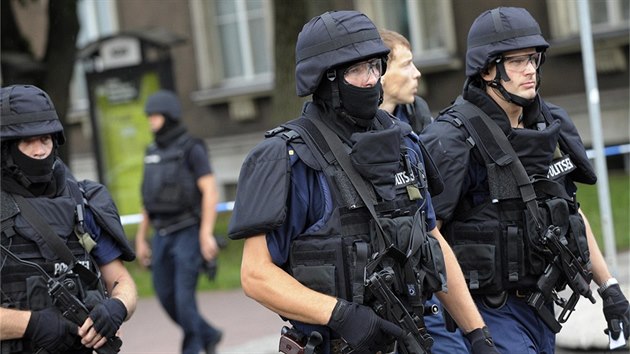 Jednotky estonské policie ped ministerstvem obrany.