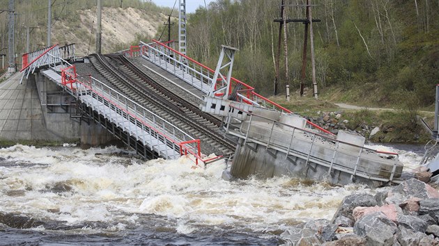 V Rusku se na klíčové trase do Murmansku zřítil železniční most. Oprava  může trvat měsíce | Svět | Lidovky.cz