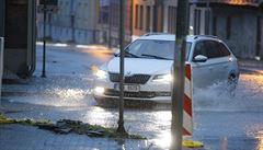 Kvůli ucpané kanalizaci zaplavila silnici v Humpolci  voda. | na serveru Lidovky.cz | aktuální zprávy