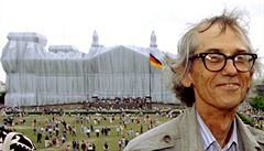 Fotografie Christa z roku 1995, kdy v Berlíně zakryl Reichstag