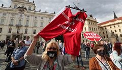 Stovky lidí v Praze demonstrovaly proti Zemanovi a Babišovi, kritizovaly volbu Rady ČT nebo přístup k Číně