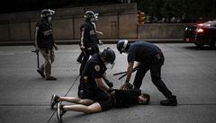 Newyorská policie zatýká demonstranty, kteí odmítli vyklidit ulice po zaátku...